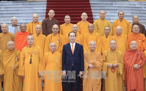 Chủ tịch nước Trần Đại Quang với đại biểu Hội đồng Chứng minh, Hội đồng Trị sự Giáo hội Phật giáo Việt Nam. Ảnh: Nhan Sáng -TTXVN Chủ tịch nước Trần Đại Quang với đại biểu Hội đồng Chứng minh, Hội đồng Trị sự Giáo hội Phật giáo Việt Nam. Ảnh: Nhan Sáng -TTXVN