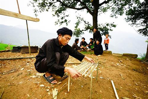 Địa đểm tổ chức Lễ hội Khô Già Già thường là một bãi đất rộng cạnh bìa rừng. Nơi đây có lán thờ được người dân làm bằng gỗ, lợp mái cỏ. Lễ hội thường diễn ra vào đầu tháng 6 âm lịch. Mở đầu là nghi thức mổ trâu hiến tế thần linh thu hút đông thanh niên, trai tráng tham gia Vào ngày hôm sau, mỗi gia đình đều tự chuẩn bị mâm lễ vật mang đến rừng làm lễ cúng thần linh. Mỗi mâm lễ, ngoài thịt trâu còn có các nông sản do người dân tự trồng cấy, chăn nuôi được như thịt gà, thịt lợn, đậu tương, bí đỏ, lạc rang, rượu trắng… Thầy cúng tại thôn Choản Thèn, xã Y Tý chuẩn bị đồ cho lễ cúng. Hai thầy cúng chính thực hiện nghi lễ cúng thần đất, thần nước, thần rừng. Các thầy cúng còn làm lễ cúng tại cột đu quay, đu dây và thực hiện nghi thức thử đu để kiểm tra độ an toàn trước khi cho phép người dân và trẻ em tham gia. Sau nghi lễ cúng, các mâm lễ vật được chuyển vào lán thờ và đại diện các gia đình ngồi ăn cơm, uống rượu, chia sẻ kinh nghiệm sản xuất. Người dân trong thôn được nghỉ 3 ngày để vui chơi, kiêng vào rừng chặt cây, lấy củi, đào đất… Lễ hội Khô Già Già chứa đựng ý nghĩa nhân văn sâu sắc, được đồng bào Hà Nhì đen trên vùng cao Bát Xát gìn giữ qua nhiều thế hệ. Địa đểm tổ chức Lễ hội Khô Già Già thường là một bãi đất rộng cạnh bìa rừng. Nơi đây có lán thờ được người dân làm bằng gỗ, lợp mái cỏ. Lễ hội thường diễn ra vào đầu tháng 6 âm lịch. Mở đầu là nghi thức mổ trâu hiến tế thần linh thu hút đông thanh niên, trai tráng tham gia Vào ngày hôm sau, mỗi gia đình đều tự chuẩn bị mâm lễ vật mang đến rừng làm lễ cúng thần linh. Mỗi mâm lễ, ngoài thịt trâu còn có các nông sản do người dân tự trồng cấy, chăn nuôi được như thịt gà, thịt lợn, đậu tương, bí đỏ, lạc rang, rượu trắng… Thầy cúng tại thôn Choản Thèn, xã Y Tý chuẩn bị đồ cho lễ cúng. Hai thầy cúng chính thực hiện nghi lễ cúng thần đất, thần nước, thần rừng. Các thầy cúng còn làm lễ cúng tại cột đu quay, đu dây và thực hiện nghi thức thử đu để kiểm tra độ an toàn trước khi cho phép người dân và trẻ em tham gia. Sau nghi lễ cúng, các mâm lễ vật được chuyển vào lán thờ và đại diện các gia đình ngồi ăn cơm, uống rượu, chia sẻ kinh nghiệm sản xuất. Người dân trong thôn được nghỉ 3 ngày để vui chơi, kiêng vào rừng chặt cây, lấy củi, đào đất… Lễ hội Khô Già Già chứa đựng ý nghĩa nhân văn sâu sắc, được đồng bào Hà Nhì đen trên vùng cao Bát Xát gìn giữ qua nhiều thế hệ.