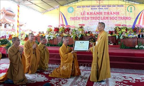 Trao Quyết định bổ nhiệm trụ trì Thiền viện Trúc Lâm Sóc Trăng cho Đại đức Thích Thiện Nguyện. Ảnh: Trung Hiếu – TTXVN Trao Quyết định bổ nhiệm trụ trì Thiền viện Trúc Lâm Sóc Trăng cho Đại đức Thích Thiện Nguyện. Ảnh: Trung Hiếu – TTXVN