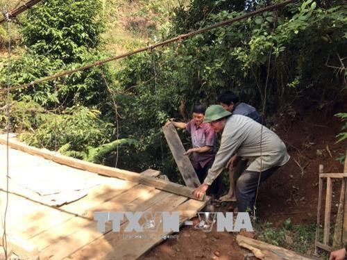 Người có uy tín xã Mường Và, huyện Sốp Cộp vận động, giúp đỡ nhân dân tu sửa cầu treo. Ảnh: Hữu Quyết – TTXVN Người có uy tín xã Mường Và, huyện Sốp Cộp vận động, giúp đỡ nhân dân tu sửa cầu treo. Ảnh: Hữu Quyết – TTXVN