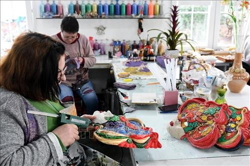 Các nhân viên làm việc tại xưởng thủ công Venice Art Mask Factory ở thành phố Shkoder, Albania, ngày 20/2. Ảnh: AFP/TTXVN Các nhân viên làm việc tại xưởng thủ công Venice Art Mask Factory ở thành phố Shkoder, Albania, ngày 20/2. Ảnh: AFP/TTXVN