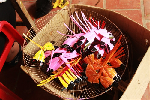 Dưới bàn tay của những người thợ lành nghề, các chú chuồn chuồn tre đã đẹp hơn rất nhiều.