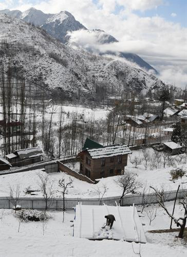 Tuyết phủ trắng tại Srinagar, Ấn Độ ngày 12/12/2017. AFP/TTXVN Tuyết phủ trắng tại Srinagar, Ấn Độ ngày 12/12/2017. AFP/TTXVN