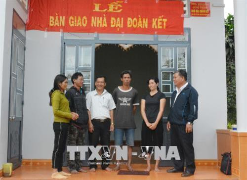 Trong năm 2017, từ nguồn quỹ “Vì người nghèo”, Ủy ban Mặt trận Tổ quốc Việt Nam tỉnh Đắk Lắk đã hỗ trợ xây mới 178 nhà đại đoàn kết cho hộ nghèo với tổng kinh phí hơn 4,5 tỷ đồng. Trong dịp Tết Mậu Tuất năm 2018, nhiều người nghèo của tỉnh Đắk Lắk sẽ được đón Tết trong nhà đại đoàn kết. Trong ảnh: Chị H’Dlit Êban (thứ 2 từ phải qua) phấn khởi được đón Tết Nguyên đán trong nhà đại đoàn kết khang trang. Ảnh: Tuấn Anh – TTXVN Trong năm 2017, từ nguồn quỹ “Vì người nghèo”, Ủy ban Mặt trận Tổ quốc Việt Nam tỉnh Đắk Lắk đã hỗ trợ xây mới 178 nhà đại đoàn kết cho hộ nghèo với tổng kinh phí hơn 4,5 tỷ đồng. Trong dịp Tết Mậu Tuất năm 2018, nhiều người nghèo của tỉnh Đắk Lắk sẽ được đón Tết trong nhà đại đoàn kết. Trong ảnh: Chị H’Dlit Êban (thứ 2 từ phải qua) phấn khởi được đón Tết Nguyên đán trong nhà đại đoàn kết khang trang. Ảnh: Tuấn Anh – TTXVN