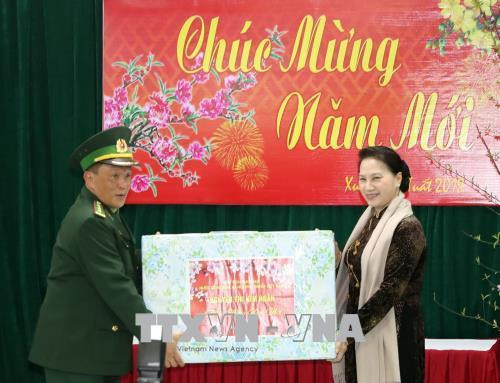 Chủ tịch Quốc hội Nguyễn Thị Kim Ngân đến thăm, tặng quà cán bộ, chiến sĩ Đồn Biên phòng Thanh Thủy. Ảnh: Trọng Đức - TTXVN Chủ tịch Quốc hội Nguyễn Thị Kim Ngân đến thăm, tặng quà cán bộ, chiến sĩ Đồn Biên phòng Thanh Thủy. Ảnh: Trọng Đức - TTXVN