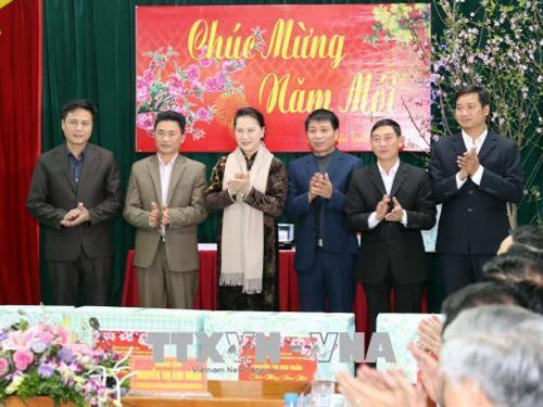 Chủ tịch Quốc hội Nguyễn Thị Kim Ngân tặng quà cho cán bộ, nhân dân xã Thanh Thủy. Ảnh: Trọng Đức - TTXVN Chủ tịch Quốc hội Nguyễn Thị Kim Ngân tặng quà cho cán bộ, nhân dân xã Thanh Thủy. Ảnh: Trọng Đức - TTXVN