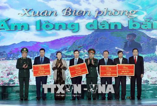 Chủ tịch Quốc hội Nguyễn Thị Kim Ngân trao tượng trưng bò giống cho đồng bào nghèo, 500 suất quà, học bổng..cho các tỉnh. Ảnh: Trọng Đức - TTXVN Chủ tịch Quốc hội Nguyễn Thị Kim Ngân trao tượng trưng bò giống cho đồng bào nghèo, 500 suất quà, học bổng..cho các tỉnh. Ảnh: Trọng Đức - TTXVN