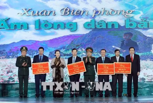 Chủ tịch Quốc hội Nguyễn Thị Kim Ngân trao tượng trưng bò giống cho đồng bào nghèo, 500 suất quà, học bổng..cho các tỉnh. Ảnh: Trọng Đức - TTXVN