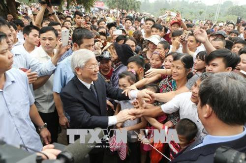 Nhân dịp Giỗ Tổ Hùng Vương - Lễ hội Đền Hùng năm Bính Thân 2016, ngày 16/4/2016, Tổng Bí thư Nguyễn Phú Trọng đến dâng hương tưởng niệm các Vua Hùng tại Khu di tích lịch sử Đền Hùng, tỉnh Phú Thọ.Trong ảnh: Tổng Bí thư Nguyễn Phú Trọng với nhân dân tham dự Lễ hội Đền Hùng năm Bính Thân 2016. Ảnh: Trí Dũng – TTXVN Nhân dịp Giỗ Tổ Hùng Vương - Lễ hội Đền Hùng năm Bính Thân 2016, ngày 16/4/2016, Tổng Bí thư Nguyễn Phú Trọng đến dâng hương tưởng niệm các Vua Hùng tại Khu di tích lịch sử Đền Hùng, tỉnh Phú Thọ.Trong ảnh: Tổng Bí thư Nguyễn Phú Trọng với nhân dân tham dự Lễ hội Đền Hùng năm Bính Thân 2016. Ảnh: Trí Dũng – TTXVN