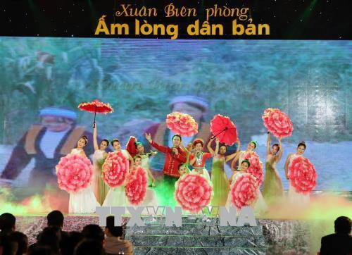 Một tiết mục múa hát tại Chương trình ‘’Xuân Biên phòng ấm lòng dân bản’’. Ảnh: Trọng Đức - TTXVN Một tiết mục múa hát tại Chương trình ‘’Xuân Biên phòng ấm lòng dân bản’’. Ảnh: Trọng Đức - TTXVN