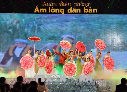 Một tiết mục múa hát tại Chương trình ‘’Xuân Biên phòng ấm lòng dân bản’’. Ảnh: Trọng Đức - TTXVN