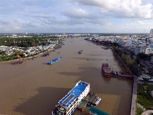 Một góc thành phố Cần Thơ bên dòng sông Hậu.