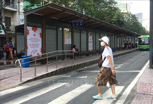 Nhà chờ điện tử màu cam mang thông điệp của tháng hành động vì bình đẳng giới và phòng ngừa ứng phó với bạo lực đối với phụ nữ và trẻ em gái tại đường Hàm Nghi (quận 1). Ảnh: Thanh Vũ-TTXVN Nhà chờ điện tử màu cam mang thông điệp của tháng hành động vì bình đẳng giới và phòng ngừa ứng phó với bạo lực đối với phụ nữ và trẻ em gái tại đường Hàm Nghi (quận 1). Ảnh: Thanh Vũ-TTXVN