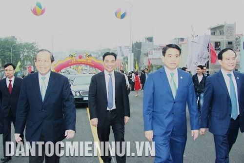 Phó Thủ tướng thường trực Chính phủ Trương Hòa Bình (ngoài cùng bên trái) cùng các đại biểu đi bộ kiểm tra cầu trước lễ thông xe. Ảnh: Phan Ngọc Đức - TTXVN