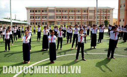 Giờ học giáo dục thể chất của học sinh Trường Phổ thông Dân tộc nội trú THCS An Biên