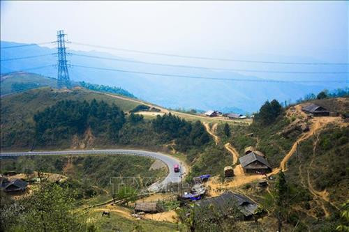 Cung đường trên đèo Pha Đin được đầu tư sửa chữa, tạo thuận lợi cho người dân đi lại, giao thương. Ảnh: Văn Dũng – TTXVN