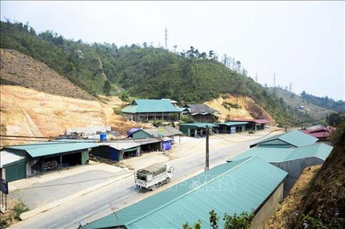 Nhiều cửa hàng kinh doanh được mở ra ngày một nhiều ở trên cung đường Pha Đin. Ảnh: Văn Dũng – TTXVN