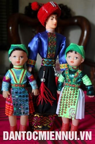 Phát triển nghề dệt thổ cẩm truyền thống góp phần tạo công ăn việc làm, nâng cao thu nhập và gìn giữ các giá trị văn hóa của người Tày ở Hàm Yên. Ảnh: Văn Trinh Từ thổ cẩm, người Hàm Yên sản xuất ra nhiều mặt hàng độc đáo như: vỏ gối, vỏ chăn, khăn, túi, đồ lưu niệm... được du khách ưa chuộng. Ảnh: Văn Trinh