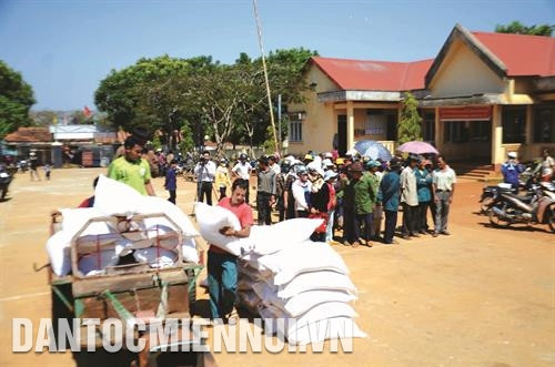 Quan tâm, chăm lo cho hộ nghèo là một trong những mục tiêu chính của Đảng bộ, Chính quyền và các đoàn thể ở thị xã Gia Nghĩa. Trong ảnh: Cấp phát gạo cho các hộ nghèo tại xã Đắk Nia, thị xã Gia Nghĩa