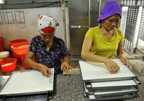 Đóng gói sản phẩm cơm cháy Ninh Bình để bảo quản tốt để xuất bán. Sản phẩm cơm cháy Ninh Bình Sau khi được nấu chín, cơm được cắt ra từng miếng nhỏ để cho vào lò sấy. Cơm được xắt thành miếng trước khi cho vào chiên giòn. Gạo được trải đều trước khi cho vào lò hấp chín. Đóng gói sản phẩm cơm cháy Ninh Bình để bảo quản tốt để xuất bán. Sản phẩm cơm cháy Ninh Bình Sau khi được nấu chín, cơm được cắt ra từng miếng nhỏ để cho vào lò sấy. Cơm được xắt thành miếng trước khi cho vào chiên giòn. Gạo được trải đều trước khi cho vào lò hấp chín.