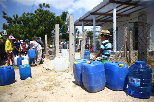 Người dân thôn Khánh Tân xếp hàng nhận nước hỗ trợ từ đoàn công tác. Người dân thôn Khánh Tân xếp hàng nhận nước hỗ trợ từ đoàn công tác.