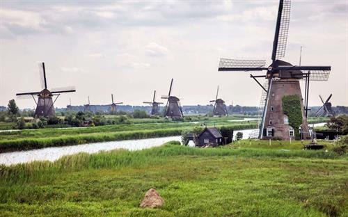 Nằm tại Lisse, một thị trấn nhỏ ở phía nam thủ đô Amsterdam, công viên Keukennhof còn được biết đến là "vườn châu Âu". Đây là vườn hoa lớn nhất thế giới với diện tích khoảng 32 ha và bảy triệu bông hoa tuy-líp thuộc 100 giống khác nhau. Ảnh: nhandan.com.vn Nằm tại Lisse, một thị trấn nhỏ ở phía nam thủ đô Amsterdam, công viên Keukennhof còn được biết đến là "vườn châu Âu". Đây là vườn hoa lớn nhất thế giới với diện tích khoảng 32 ha và bảy triệu bông hoa tuy-líp thuộc 100 giống khác nhau Đối với mỗi người dân Hà Lan, cối xay gió đã tạo nên đất nước của họ. Đây là niềm tự hào không gì sánh nổi và Kinderdijk là một trong những nơi lưu giữ tốt nhất của niềm tự hào ấy. Người ta gọi Kinderdijk là ngôi làng cối xay gió, bởi nơi đây tập hợp các cối xay gió mang nhiều giá trị lịch sử nhất tại Hà Lan. Hệ thống cối xay gió của làng Kinderdijk được UNESCO công nhận là di sản thế giới vào năm 1997.. Ảnh: nhandan.com.vn Cách Amsterdam khoảng 20 km, làng Zaanse Schans là một quần thể văn hóa gồm nhiều cối xay gió cổ và những bảo tàng lưu giữ các nét văn hóa truyền thống của người Hà Lan.. Ảnh: nhandan.com.vn Cung điện Hoàng gia tại Amsterdam vô cùng cổ kính, nguy nga và tráng lệ. Công trình này bảo tồn nhiều di sản quý giá và những tác phẩm điêu khắc bậc thầy của Hà Lan. Ảnh: nhandan.com.vn Làng Giethoorn không hề có một con đường nào, phương tiện chủ yếu để di chuyển là thuyền. Hàng trăm cây cầu bắc qua các tuyến đường thủy, kết nối những ngôi nhà với nhau, các kênh rạch cũng dẫn đến phòng trưng bày nghệ thuật và cửa hàng lưu niệm.. Ảnh: nhandan.com.vn Những ngôi nhà sắc màu trên hồ Reitdiephaven ở TP Groningen từ lâu đã trở thành một trong những điểm đến hút khách nhất tại Hà Lan, đặc biệt là đối tượng giới trẻ. Ảnh: nhandan.com.vn Bộ trang phục của phụ nữ Hà Lan xuất hiện trong chương trình quảng cáo Sữa cô gái Hà Lan gắn liền với tuổi thơ của không ít thế hệ người Việt Nam. Khi nói đến trang phục của người Hà Lan, không thể bỏ qua những đôi giày gỗ xinh xắn. Nguồn gốc của những đôi giày gỗ (hay guốc gỗ) xuất phát từ việc phần lớn đất liền Hà Lan đều nằm ngang hoặc thấp hơn mực nước biển cho nên đất nông nghiệp thường bị ngập úng, vào mùa đông thì nước ứ đọng sẽ bị đóng băng. Do đó, người Hà Lan nảy ra ý tưởng sáng chế những đôi giày gỗ giúp di chuyển dễ dàng, giữ chân khô ráo, đặc biệt là mùa đông thì ấm, mùa hè thì mát, thậm chí vào ngày đông khi trời quá lạnh người dùng có thể lót thêm rơm vào giày cho ấm và êm chân. Đôi giày gỗ cũng giúp những người vắt sữa bò bảo vệ đôi chân của họ không bị bò giẫm lên.... Ảnh: nhandan.com.vn Người hâm mộ Hà Lan mặc trang phục của đội tuyển bóng đá quốc gia "Cơn lốc mầu da cam". Ảnh: nhandan.com.vn Ở Hà Lan có đầy đủ phương tiện giao thông hiện đại nhưng xe đạp vẫn là sự lựa chọn phổ biến nhất. Những chiếc xe đạp xuất hiện trên đường phố Hà Lan tạo nên một không gian thanh bình và thư thả. Đạp xe đi khám phá những ngóc ngách của đất nước này chắc chắn sẽ là trải nghiệm khó quên đối với du khách.. Ảnh: nhandan.com.vn Nằm tại Lisse, một thị trấn nhỏ ở phía nam thủ đô Amsterdam, công viên Keukennhof còn được biết đến là "vườn châu Âu". Đây là vườn hoa lớn nhất thế giới với diện tích khoảng 32 ha và bảy triệu bông hoa tuy-líp thuộc 100 giống khác nhau. Ảnh: nhandan.com.vn Nằm tại Lisse, một thị trấn nhỏ ở phía nam thủ đô Amsterdam, công viên Keukennhof còn được biết đến là "vườn châu Âu". Đây là vườn hoa lớn nhất thế giới với diện tích khoảng 32 ha và bảy triệu bông hoa tuy-líp thuộc 100 giống khác nhau Đối với mỗi người dân Hà Lan, cối xay gió đã tạo nên đất nước của họ. Đây là niềm tự hào không gì sánh nổi và Kinderdijk là một trong những nơi lưu giữ tốt nhất của niềm tự hào ấy. Người ta gọi Kinderdijk là ngôi làng cối xay gió, bởi nơi đây tập hợp các cối xay gió mang nhiều giá trị lịch sử nhất tại Hà Lan. Hệ thống cối xay gió của làng Kinderdijk được UNESCO công nhận là di sản thế giới vào năm 1997.. Ảnh: nhandan.com.vn Cách Amsterdam khoảng 20 km, làng Zaanse Schans là một quần thể văn hóa gồm nhiều cối xay gió cổ và những bảo tàng lưu giữ các nét văn hóa truyền thống của người Hà Lan.. Ảnh: nhandan.com.vn Cung điện Hoàng gia tại Amsterdam vô cùng cổ kính, nguy nga và tráng lệ. Công trình này bảo tồn nhiều di sản quý giá và những tác phẩm điêu khắc bậc thầy của Hà Lan. Ảnh: nhandan.com.vn Làng Giethoorn không hề có một con đường nào, phương tiện chủ yếu để di chuyển là thuyền. Hàng trăm cây cầu bắc qua các tuyến đường thủy, kết nối những ngôi nhà với nhau, các kênh rạch cũng dẫn đến phòng trưng bày nghệ thuật và cửa hàng lưu niệm.. Ảnh: nhandan.com.vn Những ngôi nhà sắc màu trên hồ Reitdiephaven ở TP Groningen từ lâu đã trở thành một trong những điểm đến hút khách nhất tại Hà Lan, đặc biệt là đối tượng giới trẻ. Ảnh: nhandan.com.vn Bộ trang phục của phụ nữ Hà Lan xuất hiện trong chương trình quảng cáo Sữa cô gái Hà Lan gắn liền với tuổi thơ của không ít thế hệ người Việt Nam. Khi nói đến trang phục của người Hà Lan, không thể bỏ qua những đôi giày gỗ xinh xắn. Nguồn gốc của những đôi giày gỗ (hay guốc gỗ) xuất phát từ việc phần lớn đất liền Hà Lan đều nằm ngang hoặc thấp hơn mực nước biển cho nên đất nông nghiệp thường bị ngập úng, vào mùa đông thì nước ứ đọng sẽ bị đóng băng. Do đó, người Hà Lan nảy ra ý tưởng sáng chế những đôi giày gỗ giúp di chuyển dễ dàng, giữ chân khô ráo, đặc biệt là mùa đông thì ấm, mùa hè thì mát, thậm chí vào ngày đông khi trời quá lạnh người dùng có thể lót thêm rơm vào giày cho ấm và êm chân. Đôi giày gỗ cũng giúp những người vắt sữa bò bảo vệ đôi chân của họ không bị bò giẫm lên.... Ảnh: nhandan.com.vn Người hâm mộ Hà Lan mặc trang phục của đội tuyển bóng đá quốc gia "Cơn lốc mầu da cam". Ảnh: nhandan.com.vn Ở Hà Lan có đầy đủ phương tiện giao thông hiện đại nhưng xe đạp vẫn là sự lựa chọn phổ biến nhất. Những chiếc xe đạp xuất hiện trên đường phố Hà Lan tạo nên một không gian thanh bình và thư thả. Đạp xe đi khám phá những ngóc ngách của đất nước này chắc chắn sẽ là trải nghiệm khó quên đối với du khách.. Ảnh: nhandan.com.vn