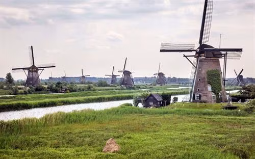 Nằm tại Lisse, một thị trấn nhỏ ở phía nam thủ đô Amsterdam, công viên Keukennhof còn được biết đến là "vườn châu Âu". Đây là vườn hoa lớn nhất thế giới với diện tích khoảng 32 ha và bảy triệu bông hoa tuy-líp thuộc 100 giống khác nhau. Ảnh: nhandan.com.vn Nằm tại Lisse, một thị trấn nhỏ ở phía nam thủ đô Amsterdam, công viên Keukennhof còn được biết đến là "vườn châu Âu". Đây là vườn hoa lớn nhất thế giới với diện tích khoảng 32 ha và bảy triệu bông hoa tuy-líp thuộc 100 giống khác nhau Đối với mỗi người dân Hà Lan, cối xay gió đã tạo nên đất nước của họ. Đây là niềm tự hào không gì sánh nổi và Kinderdijk là một trong những nơi lưu giữ tốt nhất của niềm tự hào ấy. Người ta gọi Kinderdijk là ngôi làng cối xay gió, bởi nơi đây tập hợp các cối xay gió mang nhiều giá trị lịch sử nhất tại Hà Lan. Hệ thống cối xay gió của làng Kinderdijk được UNESCO công nhận là di sản thế giới vào năm 1997.. Ảnh: nhandan.com.vn Cách Amsterdam khoảng 20 km, làng Zaanse Schans là một quần thể văn hóa gồm nhiều cối xay gió cổ và những bảo tàng lưu giữ các nét văn hóa truyền thống của người Hà Lan.. Ảnh: nhandan.com.vn Cung điện Hoàng gia tại Amsterdam vô cùng cổ kính, nguy nga và tráng lệ. Công trình này bảo tồn nhiều di sản quý giá và những tác phẩm điêu khắc bậc thầy của Hà Lan. Ảnh: nhandan.com.vn Làng Giethoorn không hề có một con đường nào, phương tiện chủ yếu để di chuyển là thuyền. Hàng trăm cây cầu bắc qua các tuyến đường thủy, kết nối những ngôi nhà với nhau, các kênh rạch cũng dẫn đến phòng trưng bày nghệ thuật và cửa hàng lưu niệm.. Ảnh: nhandan.com.vn Những ngôi nhà sắc màu trên hồ Reitdiephaven ở TP Groningen từ lâu đã trở thành một trong những điểm đến hút khách nhất tại Hà Lan, đặc biệt là đối tượng giới trẻ. Ảnh: nhandan.com.vn Bộ trang phục của phụ nữ Hà Lan xuất hiện trong chương trình quảng cáo Sữa cô gái Hà Lan gắn liền với tuổi thơ của không ít thế hệ người Việt Nam. Khi nói đến trang phục của người Hà Lan, không thể bỏ qua những đôi giày gỗ xinh xắn. Nguồn gốc của những đôi giày gỗ (hay guốc gỗ) xuất phát từ việc phần lớn đất liền Hà Lan đều nằm ngang hoặc thấp hơn mực nước biển cho nên đất nông nghiệp thường bị ngập úng, vào mùa đông thì nước ứ đọng sẽ bị đóng băng. Do đó, người Hà Lan nảy ra ý tưởng sáng chế những đôi giày gỗ giúp di chuyển dễ dàng, giữ chân khô ráo, đặc biệt là mùa đông thì ấm, mùa hè thì mát, thậm chí vào ngày đông khi trời quá lạnh người dùng có thể lót thêm rơm vào giày cho ấm và êm chân. Đôi giày gỗ cũng giúp những người vắt sữa bò bảo vệ đôi chân của họ không bị bò giẫm lên.... Ảnh: nhandan.com.vn Người hâm mộ Hà Lan mặc trang phục của đội tuyển bóng đá quốc gia "Cơn lốc mầu da cam". Ảnh: nhandan.com.vn Ở Hà Lan có đầy đủ phương tiện giao thông hiện đại nhưng xe đạp vẫn là sự lựa chọn phổ biến nhất. Những chiếc xe đạp xuất hiện trên đường phố Hà Lan tạo nên một không gian thanh bình và thư thả. Đạp xe đi khám phá những ngóc ngách của đất nước này chắc chắn sẽ là trải nghiệm khó quên đối với du khách.. Ảnh: nhandan.com.vn