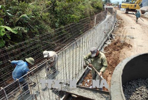 Công nhân thi công hệ thống công trình thủy lợi Nậm Mở (Lai Châu). Ảnh: Quý Trung - TTXVN Công nhân thi công hệ thống công trình thủy lợi Nậm Mở (Lai Châu). Ảnh: Quý Trung - TTXVN