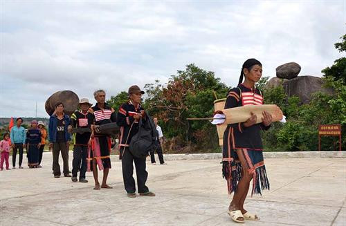 Ông Rơ Lan Hieo-thế thân của Vua Lửa-di dời gươm thần về nhà mới. Ông Rơ Lan Hieo-thế thân của Vua Lửa-di dời gươm thần về nhà mới.