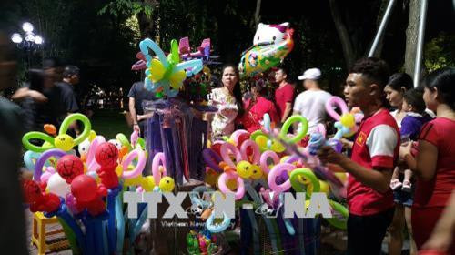 Tình trạng bán hàng rong lấn chiếm và ảnh hưởng đến không gian chung. Ảnh: Nguyễn Cúc - TTXVN Tình trạng bán hàng rong lấn chiếm và ảnh hưởng đến không gian chung. Ảnh: Nguyễn Cúc - TTXVN