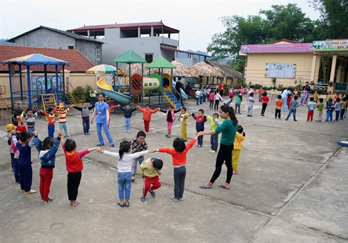 Giờ vui chơi ngoài trời của các cháu trường mầm non xã Quân Bình (Bạch Thông), xã đạt chuẩn Nông thôn mới năm 2016. Ảnh Vũ Sinh – TTXVN Giờ vui chơi ngoài trời của các cháu trường mầm non xã Quân Bình (Bạch Thông), xã đạt chuẩn Nông thôn mới năm 2016. Ảnh Vũ Sinh – TTXVN