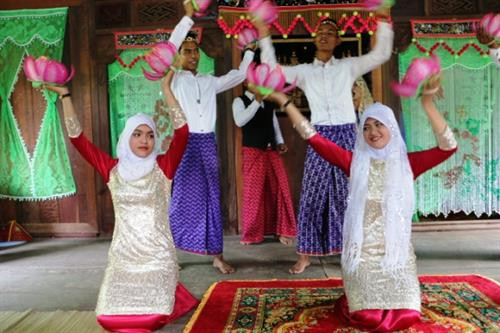 Biểu diễn dân ca, dân vũ mừng nhà mới. Biểu diễn dân ca, dân vũ mừng nhà mới.