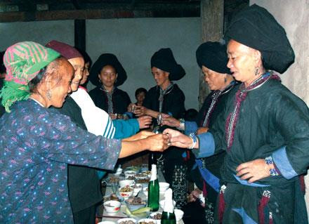 Mẹ chồng đón cô dâu từ ngoài sân và đưa cô dâu vào buồng (buồng ngủ của cô dâu chú rể là một phòng nhỏ ở trong bếp). Thầy cúng làm lễ nhập khẩu cho cô dâu. Sau khi được nhập khẩu, mẹ chồng đưa cô dâu vào bếp để cô nấu nướng cùng mọi người. Ý muốn con dâu sẽ quán xuyến việc bếp núc trong gia đình sau này. Bữa tối hôm đó sẽ do chính tay cô dâu dọn mâm để mời khách trong bản đến chúc phúc cho đôi trẻ. Các ama (mẹ, bà) cùng nâng chén chúc đôi trẻ trăm năm hạnh phúc. Mẹ chồng đón cô dâu từ ngoài sân và đưa cô dâu vào buồng (buồng ngủ của cô dâu chú rể là một phòng nhỏ ở trong bếp). Thầy cúng làm lễ nhập khẩu cho cô dâu. Sau khi được nhập khẩu, mẹ chồng đưa cô dâu vào bếp để cô nấu nướng cùng mọi người. Ý muốn con dâu sẽ quán xuyến việc bếp núc trong gia đình sau này. Bữa tối hôm đó sẽ do chính tay cô dâu dọn mâm để mời khách trong bản đến chúc phúc cho đôi trẻ. Các ama (mẹ, bà) cùng nâng chén chúc đôi trẻ trăm năm hạnh phúc.