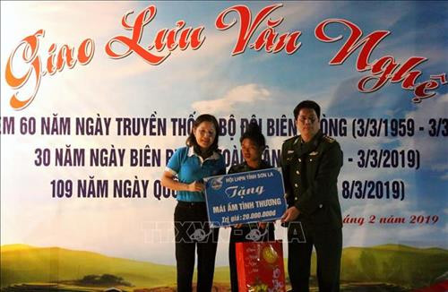 Chị em, hội viên phụ nữ được tặng nhà "Mái ấm biên cương". Ảnh: Diệp Anh – TTXVN Chị em, hội viên phụ nữ được tặng nhà "Mái ấm biên cương". Ảnh: Diệp Anh – TTXVN