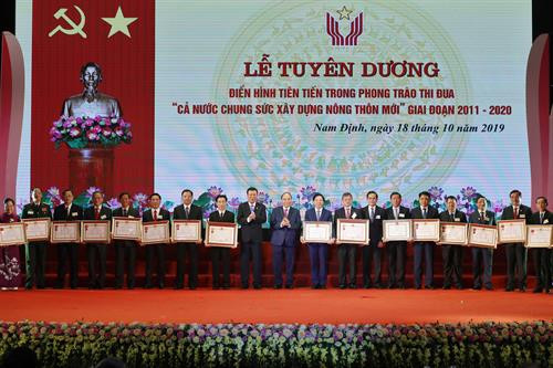 Thủ tướng Nguyễn Xuân Phúc trao tặng Huân chương Lao động hạng Nhất cho tỉnh Lào Cai. Thủ tướng Nguyễn Xuân Phúc trao tặng Huân chương Độc lập hạng Ba cho các tỉnh Đồng Nai và Nam Định; Huân chương Lao động hạng Nhất cho các tỉnh, thành phố trực thuộc Trung ương, Ban, Bộ, ngành, đoàn thể Trung ương.