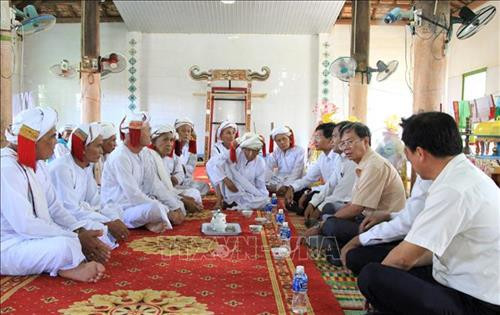 Phó chủ tịch Ủy ban nhân dân tỉnh Lê Tuấn Phong cùng đoàn công tác chúc Tết Ramưwan đồng bào Chăm theo đạo Hồi giáo. Ảnh: Hồng Hiếu-TTXVN Phó chủ tịch Ủy ban nhân dân tỉnh Lê Tuấn Phong cùng đoàn công tác chúc Tết Ramưwan đồng bào Chăm theo đạo Hồi giáo. Ảnh: Hồng Hiếu-TTXVN