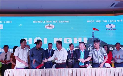 Các doanh nghiệp hoạt động của tỉnh Hà Giang và các tỉnh miền Trung ký kết văn bản hợp tác phát triển du lịch. Ảnh: Tiên Minh - TTXVN Các doanh nghiệp hoạt động của tỉnh Hà Giang và các tỉnh miền Trung ký kết văn bản hợp tác phát triển du lịch. Ảnh: Tiên Minh - TTXVN