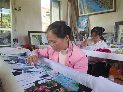 Nghệ nhân ưu tú Nguyễn Thị Hoan (người phía trước) miệt mài bên khung thêu. Ảnh: Mạnh Minh- TTXVN Nghệ nhân ưu tú Nguyễn Thị Hoan (người phía trước) miệt mài bên khung thêu. Ảnh: Mạnh Minh- TTXVN
