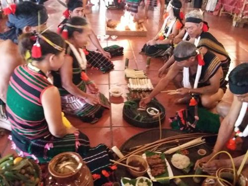 Hai họ thấm nước miếng vào ngón tay và bôi lên trán nhau. Ảnh: daklakmuseum.org.vn Hai họ thấm nước miếng vào ngón tay và bôi lên trán nhau. Ảnh: daklakmuseum.org.vn