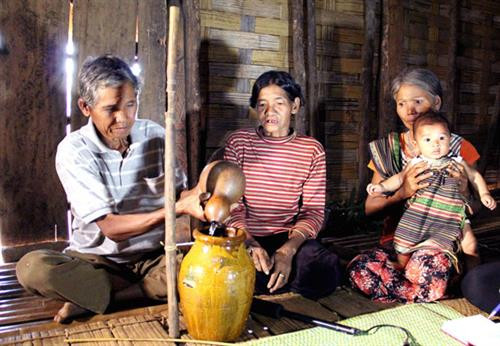 “Nào” - nơi thiêng của nhà Dài, để chiêng, ché quý. “Đor” - nơi hong lúa, bắp. Lễ làm rượu cần đãi khách. Trong không gian nhà Dài người Mạ. Bà Ka Dít với sản vật của núi rừng chuẩn bị đãi khách. Khung nhà Dài làm bằng gỗ, sàn lát tre, mái trong bằng lá mây rừng ngoài lợp tranh. Sinh hoạt hằng ngày của người Mạ bên nhà Dài. Già làng K’Diệp cùng trảy bắp với lũ trẻ trong làng. Bà cháu Giã lúa chày đôi. Bên nếp cửa nhà Dài.
