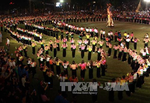 Màn đại xòe tại lễ khai mạc. Ảnh: Thế Duyệt – TTXVN