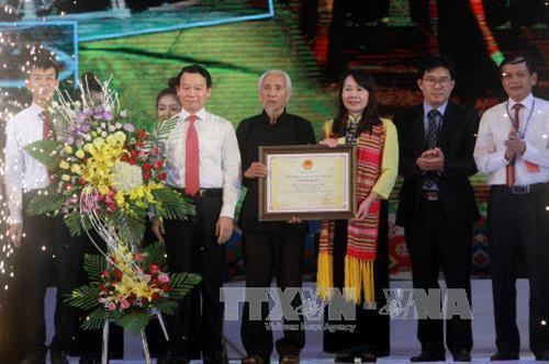 Đại diện Bộ Văn hóa Thể thao và Du lịch trao bằng công nhận Hạn Khuống là Di sản văn hóa phi vật thể cấp quốc gia. Ảnh: Thế Duyệt – TTXVN