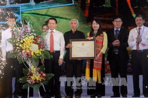 Đại diện Bộ Văn hóa Thể thao và Du lịch trao bằng công nhận Hạn Khuống là Di sản văn hóa phi vật thể cấp quốc gia. Ảnh: Thế Duyệt – TTXVN