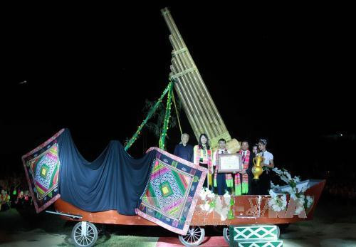 Ban tổ chức trao bằng công nhận chiếc Khèn bè lớn nhất Việt Nam cho thị xã Nghĩa Lộ. Ảnh: Thế Duyệt – TTXVN