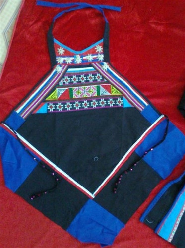 Yếm nữ Mông đen.