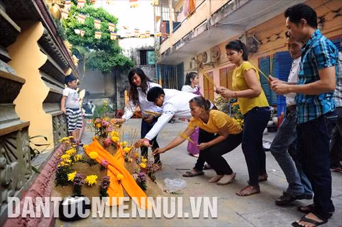 Đắp núi cát - nghi thức quan trọng trong Tết cổ truyền của đồng bào Khmer Nam bộ với sở nguyện cầu bình an, giải hạn, cầu siêu cho vong linh những người đã khuất... Ảnh: An Hiếu