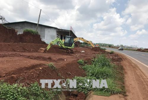 Tình trạng san gạt diễn ra phổ biến dọc đường Hồ Chí Minh qua tỉnh Đắk Nông. Ảnh: Anh Dũng – TTXVN Tình trạng san gạt diễn ra phổ biến dọc đường Hồ Chí Minh qua tỉnh Đắk Nông. Ảnh: Anh Dũng – TTXVN