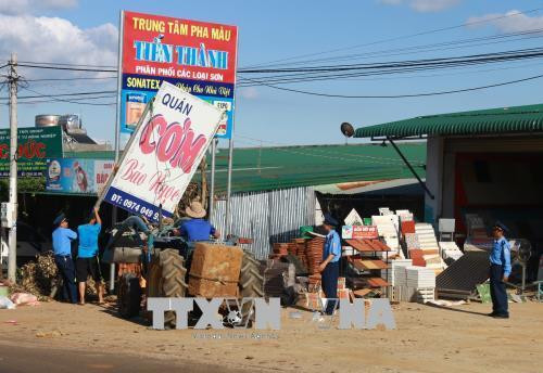 Lực lượng chức năng tháo dỡ các biển quảng cáo vi phạm hành lang an toàn giao thông đoạn qua huyện Đắk Mil, Đắk Nông. Ảnh: Anh Dũng – TTXVN Lực lượng chức năng tháo dỡ các biển quảng cáo vi phạm hành lang an toàn giao thông đoạn qua huyện Đắk Mil, Đắk Nông. Ảnh: Anh Dũng – TTXVN