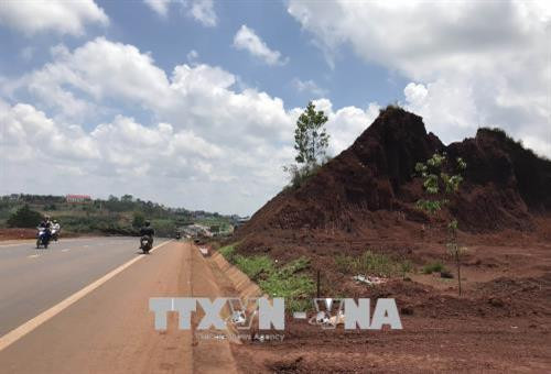 Việc san gạt đất diễn ra ngang nhiên dọc đường Hồ Chí Minh, đoạn qua huyện Đắk Song, tỉnh Đắk Nông. Ảnh: Anh Dũng - TTXVN Việc san gạt đất diễn ra ngang nhiên dọc đường Hồ Chí Minh, đoạn qua huyện Đắk Song, tỉnh Đắk Nông. Ảnh: Anh Dũng - TTXVN