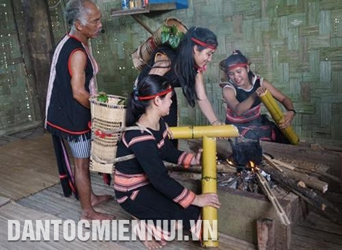 Già làng thực hiện các nghi thức cúng lúa mới ở nhà Rông. Ảnh: Hoàng Hải